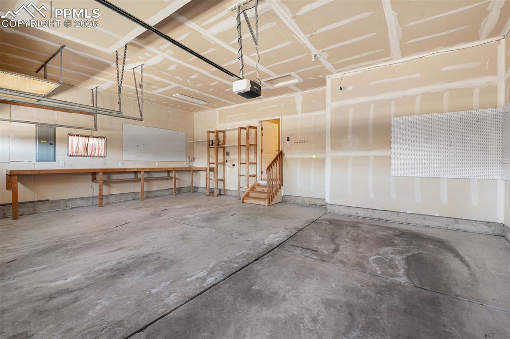 Image 33 of 47: Garage