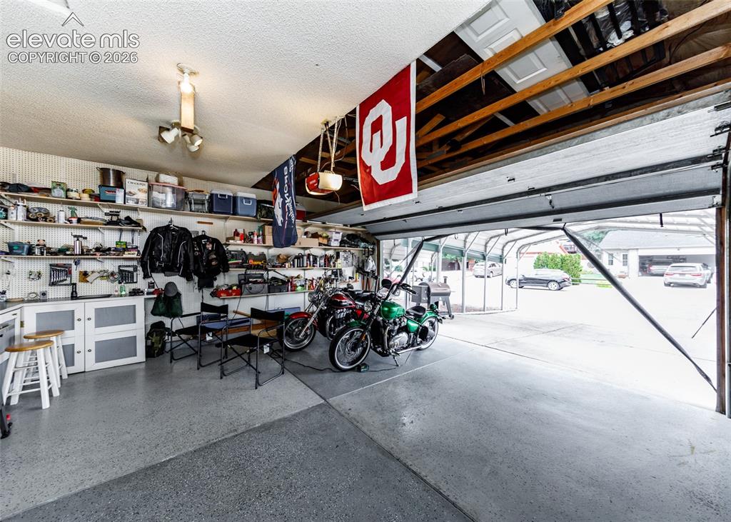 Image 10 of 47: Garage