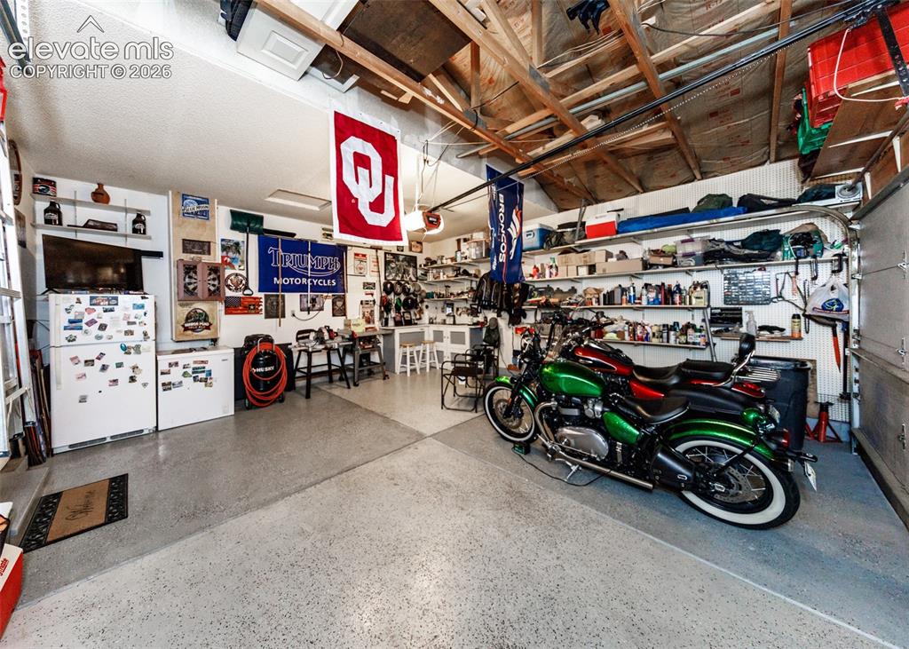Image 11 of 47: Garage
