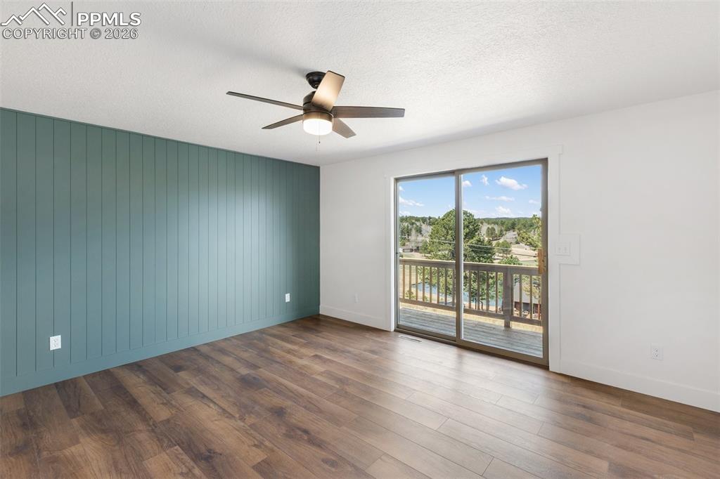 Image 24 of 44: Dining room