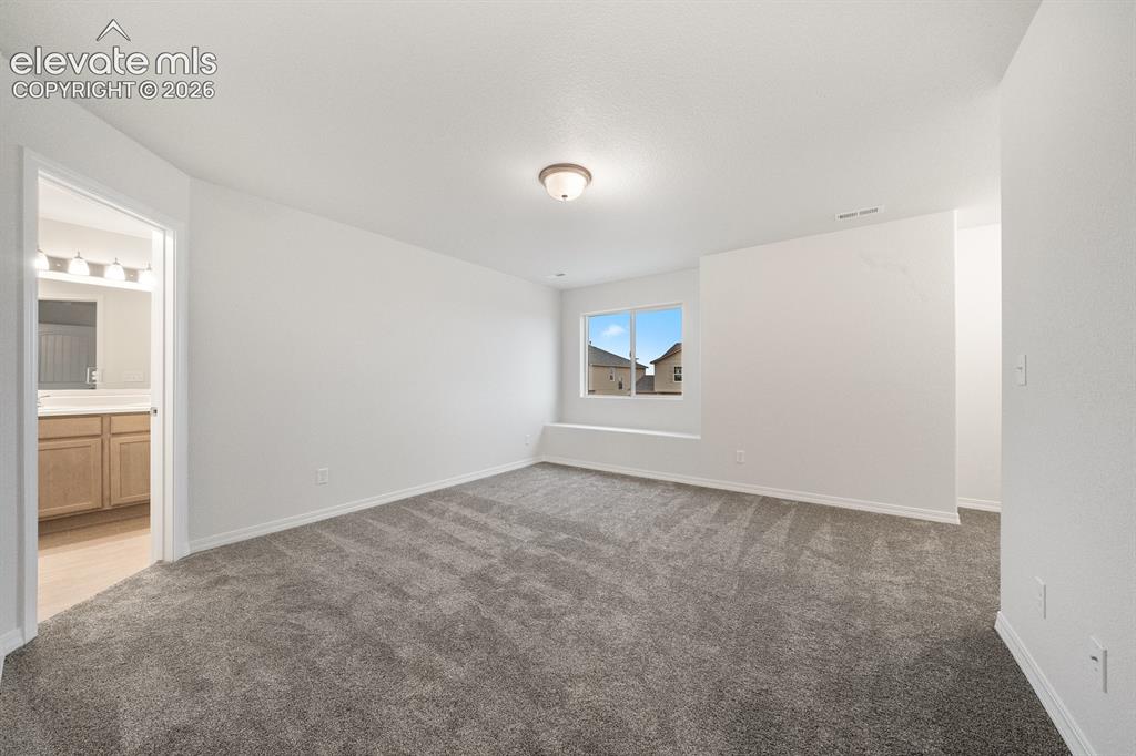 Image 10 of 19: Photos of previous model. Some options may vary