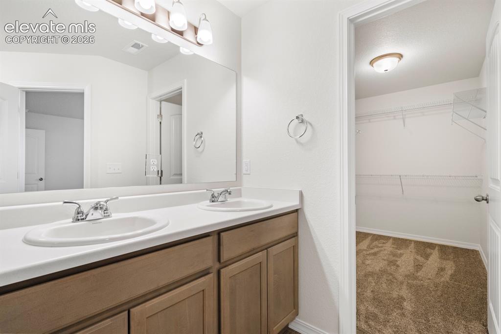 Image 12 of 19: Photos of previous model. Some options may vary