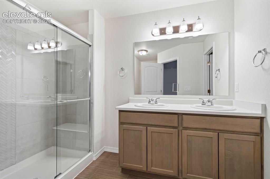 Image 13 of 19: Photos of previous model. Some options may vary