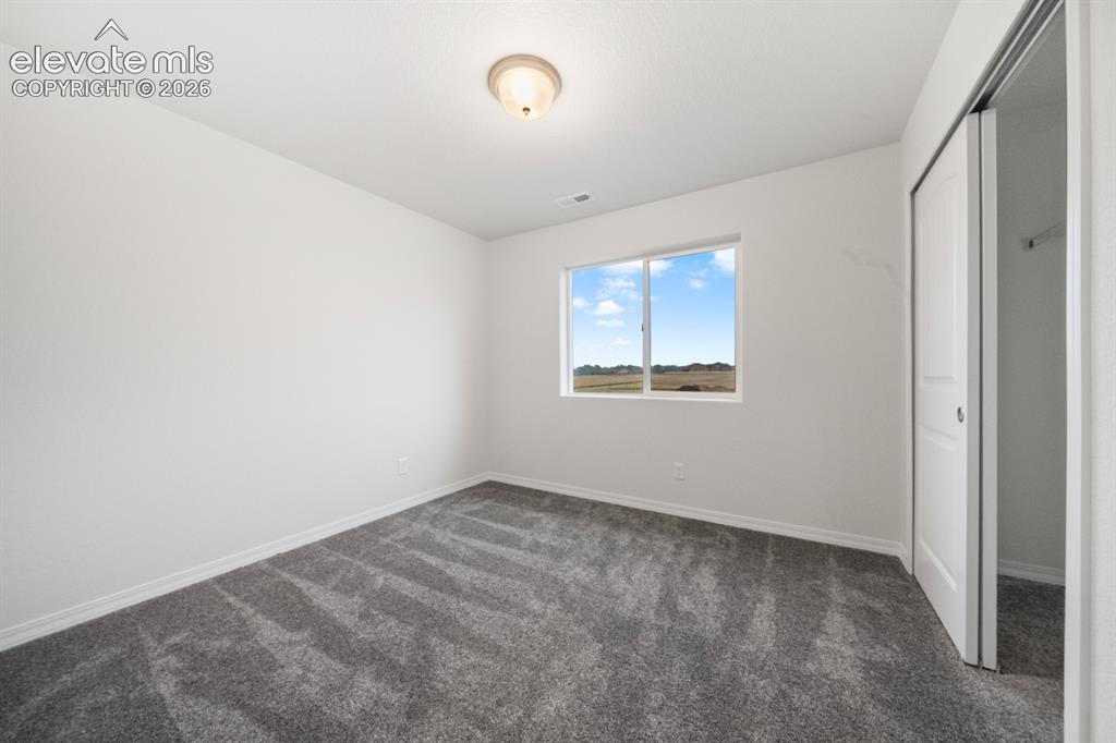 Image 18 of 19: Bedroom