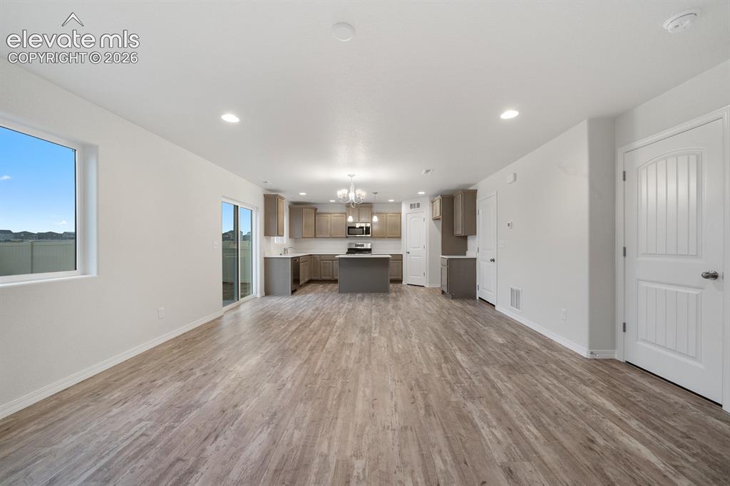 Image 3 of 19: Photos of previous model. Some options may vary