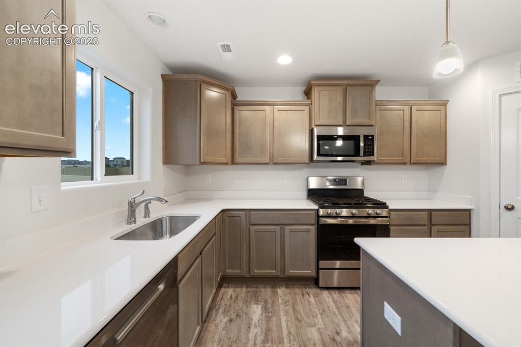 Image 4 of 19: Photos of previous model. Some options may vary