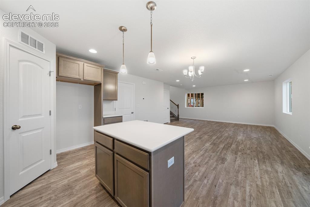 Image 6 of 19: Photos of previous model. Some options may vary