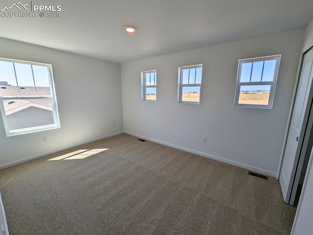 Image 11 of 15: Bedroom