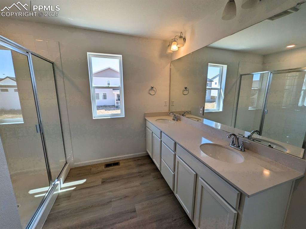 Image 9 of 15: Bathroom