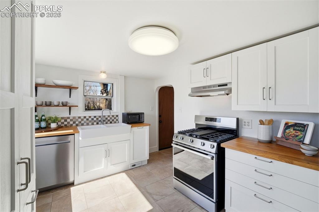 Image 10 of 50: Kitchen