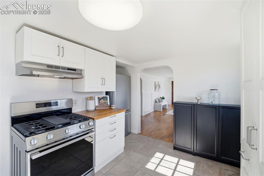 Image 11 of 50: Kitchen