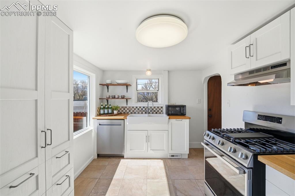 Image 13 of 50: Kitchen