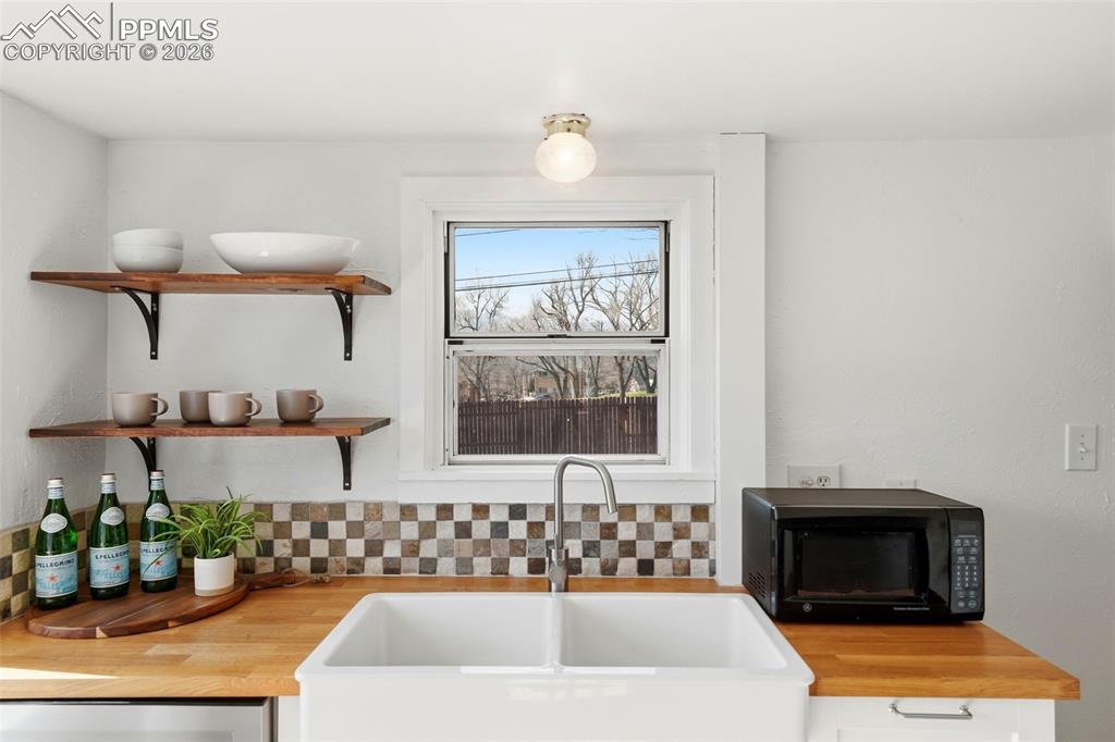 Image 14 of 50: Kitchen