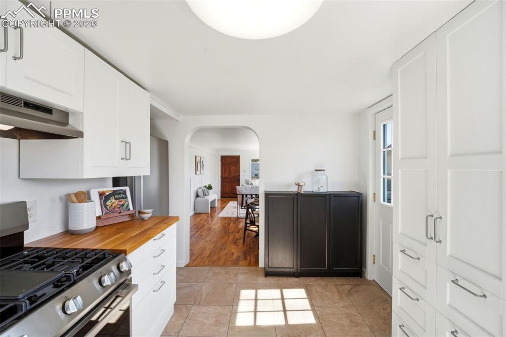 Image 15 of 50: Kitchen