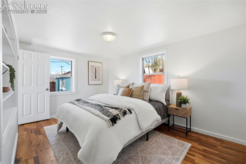 Image 17 of 50: Bedroom