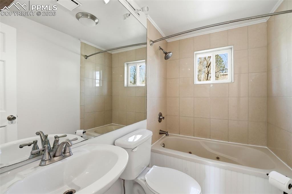 Image 19 of 50: Bathroom