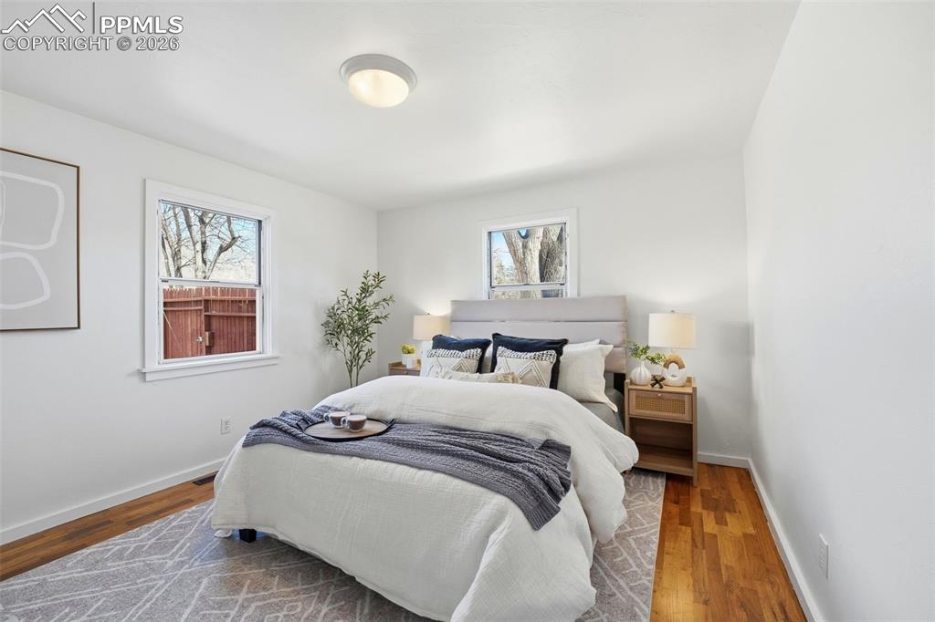 Image 20 of 50: Bedroom