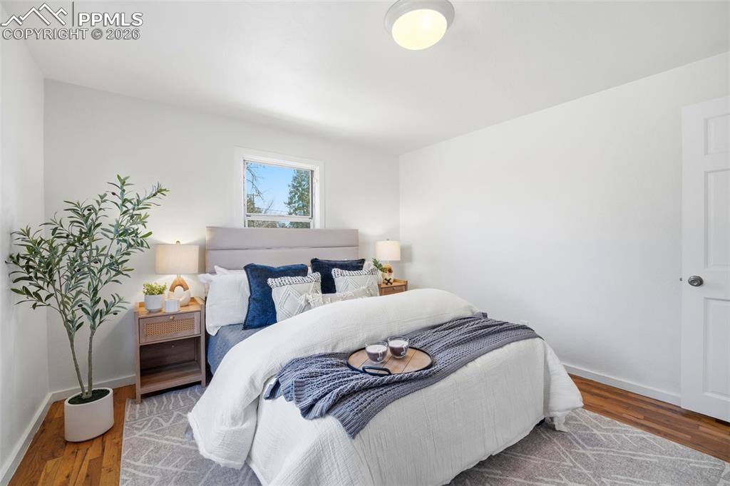 Image 21 of 50: Bedroom