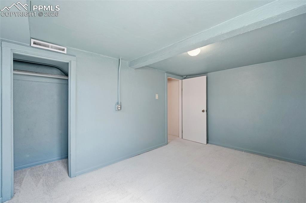 Image 31 of 50: Bedroom