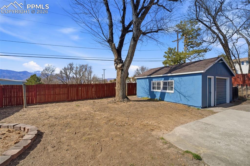 Image 37 of 50: Yard