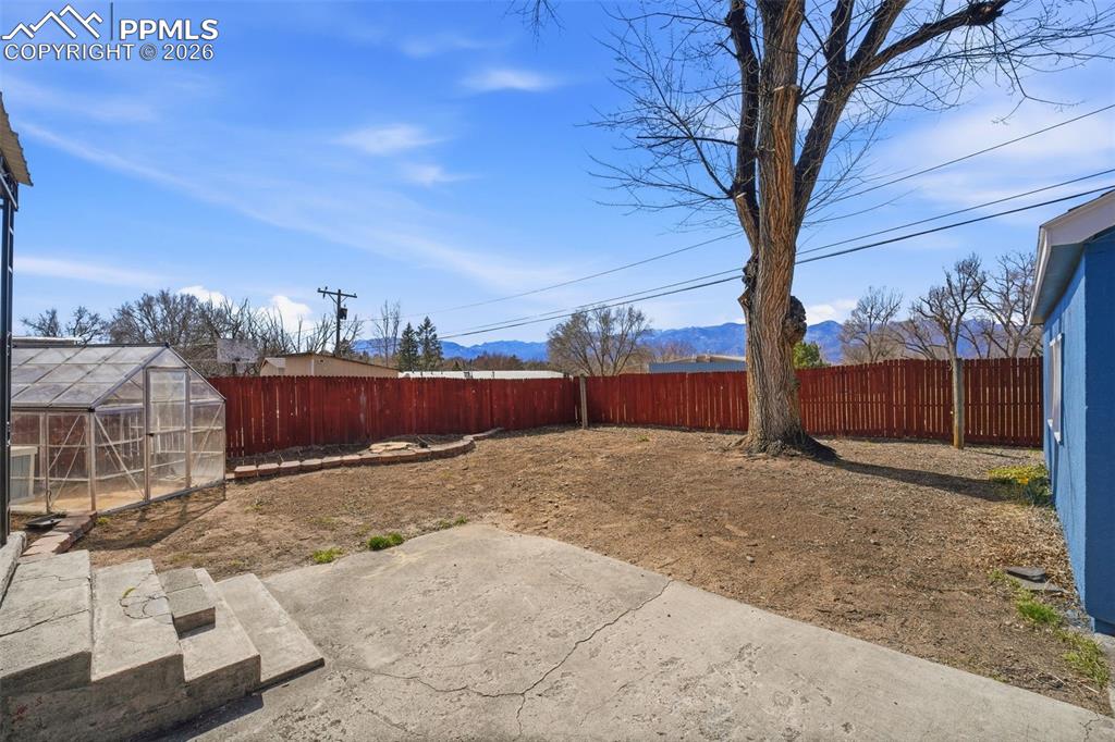 Image 38 of 50: Yard