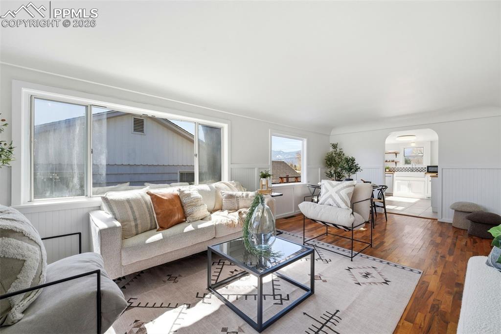 Image 4 of 50: Living Room