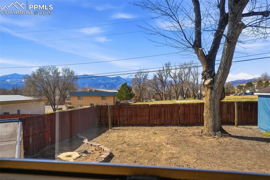 Image 40 of 50: Yard