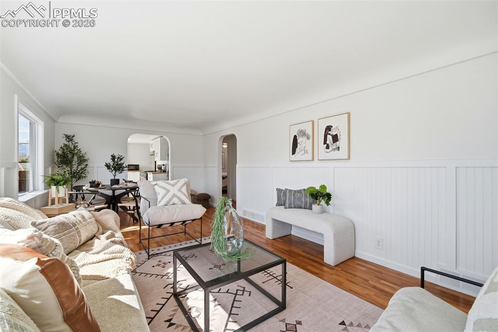 Image 5 of 50: Living Room