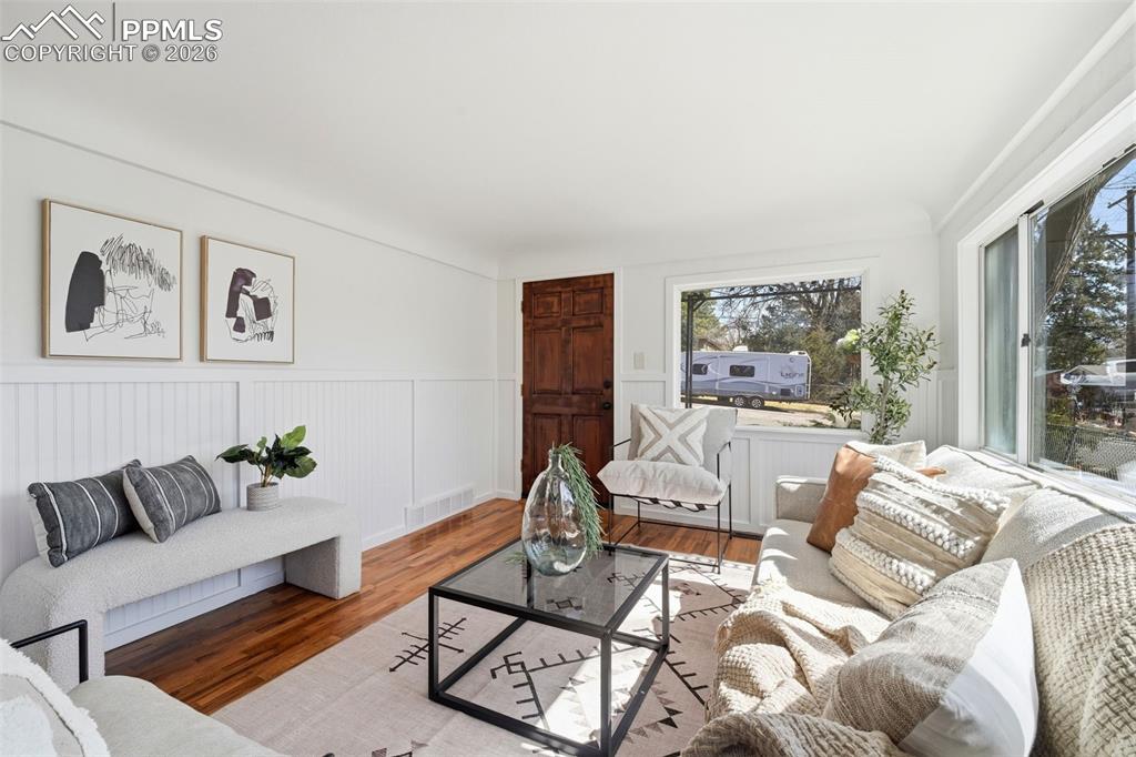 Image 6 of 50: Living Room