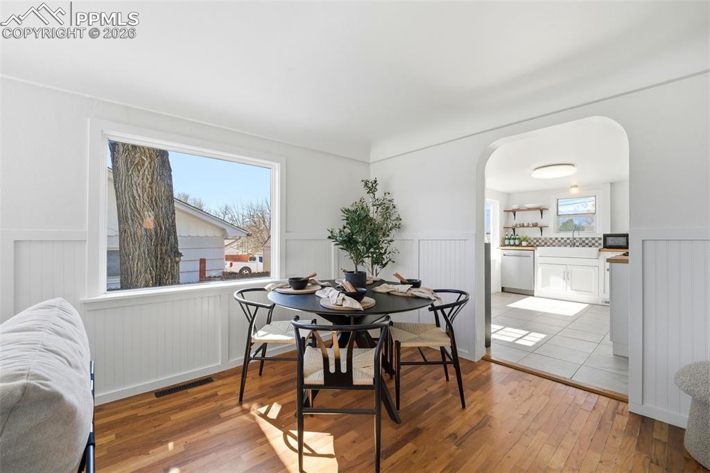 Image 7 of 50: Dining Area