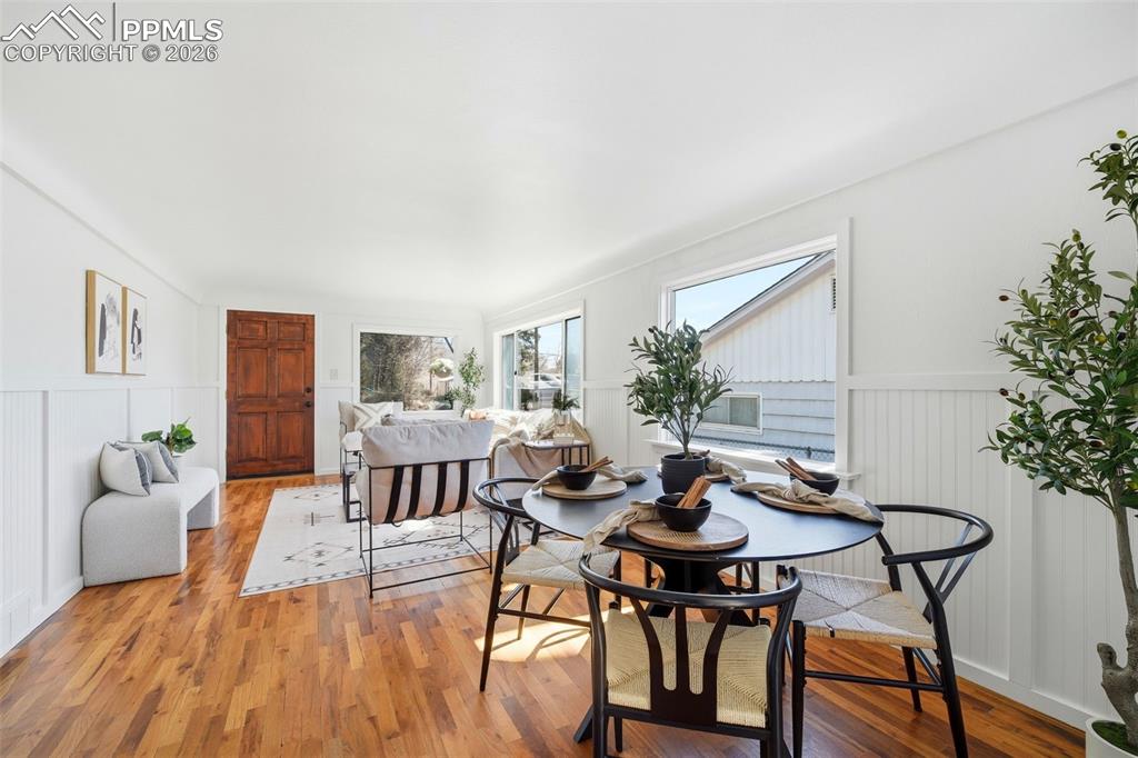 Image 9 of 50: Dining Area