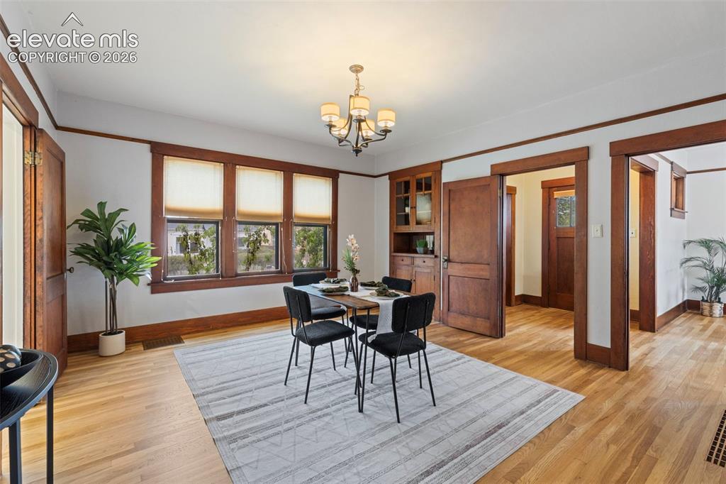 Image 10 of 27: Dining Area