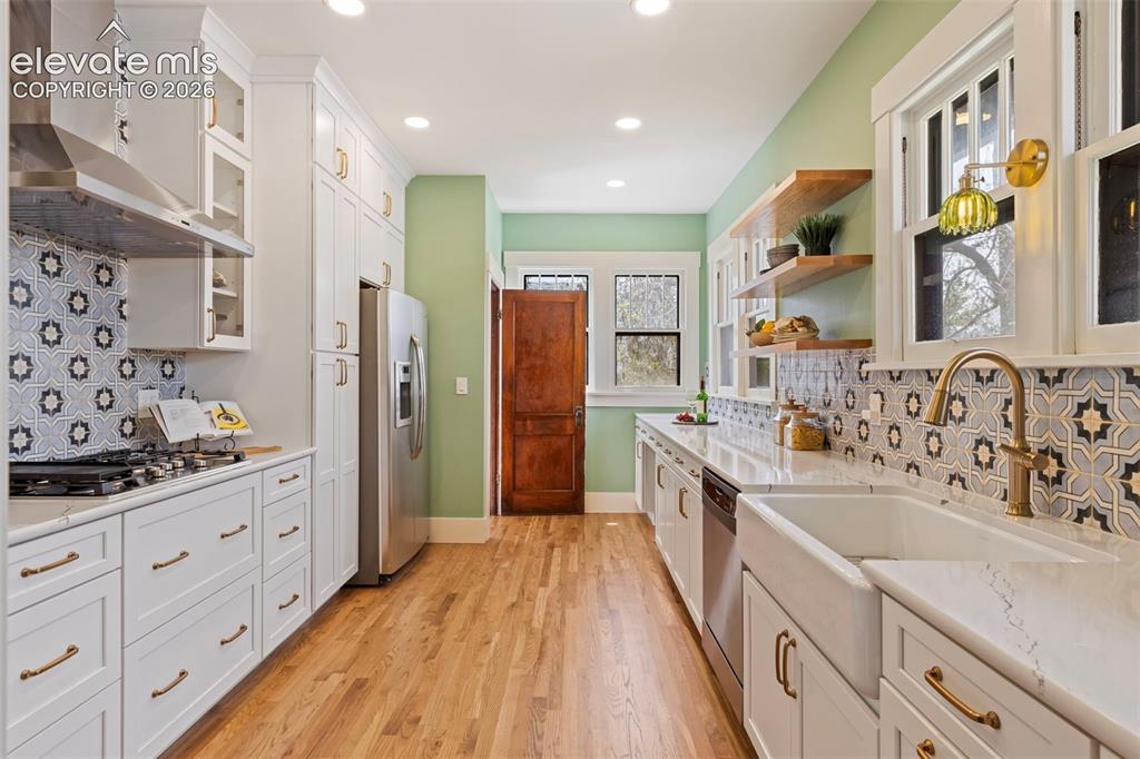 Image 11 of 27: Kitchen