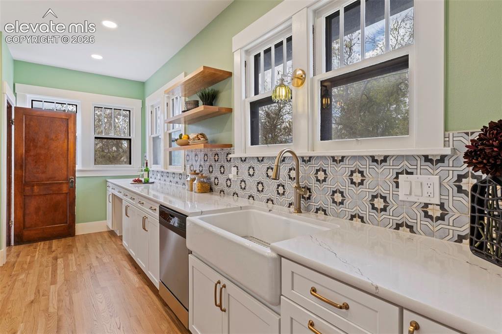 Image 13 of 27: Kitchen