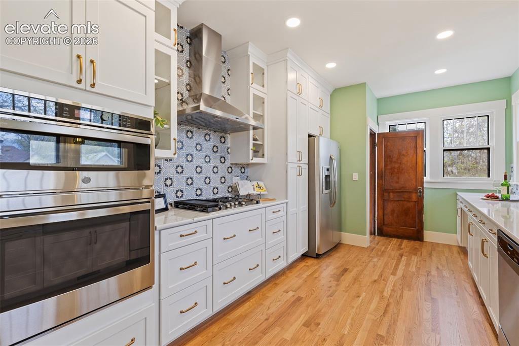 Image 14 of 27: Kitchen