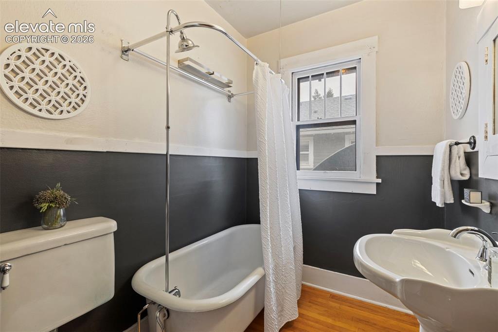 Image 18 of 27: Bathroom