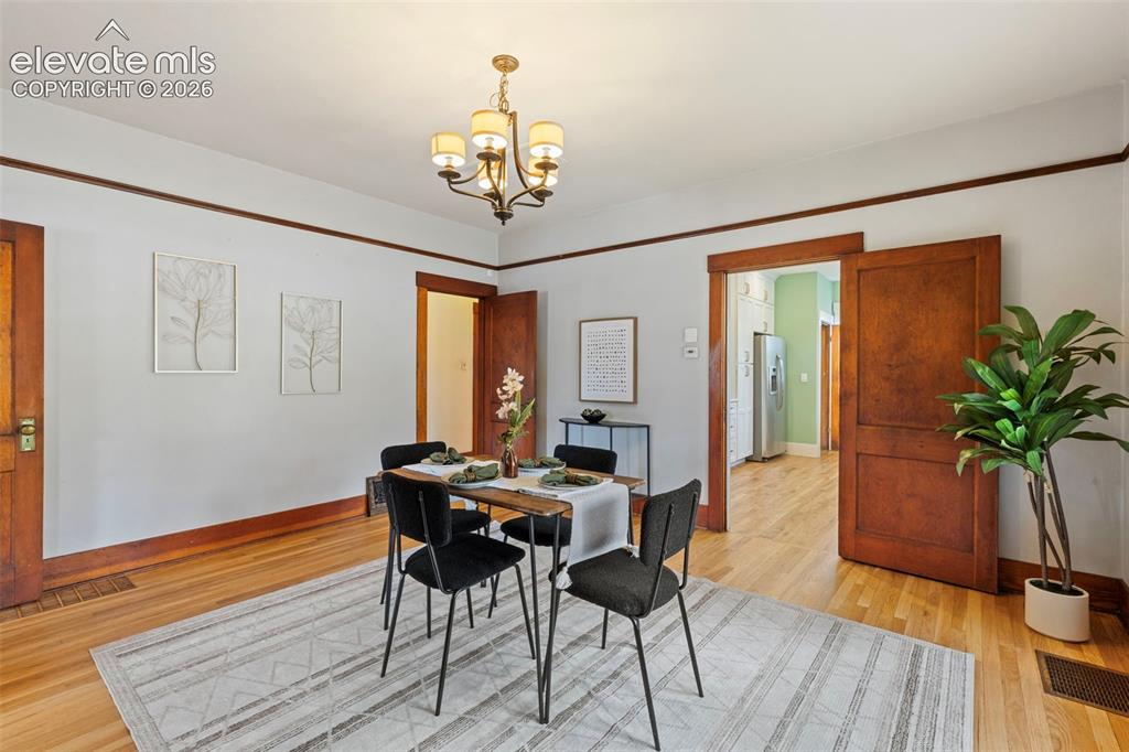 Image 9 of 27: Dining Area