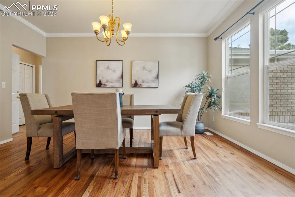 Image 18 of 49: Dining Area