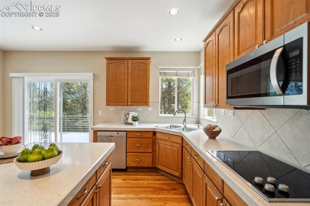 Image 23 of 49: Kitchen