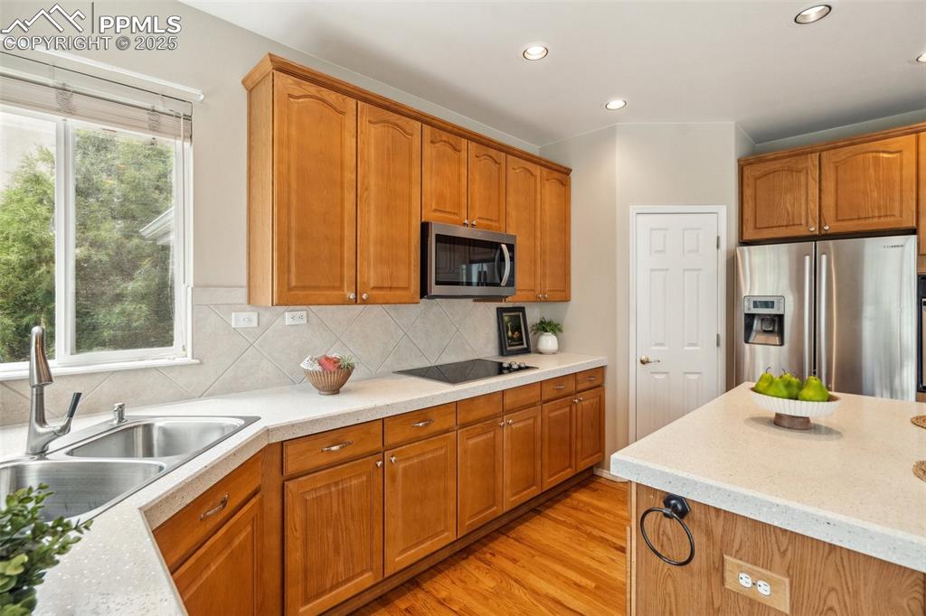 Image 25 of 49: Kitchen
