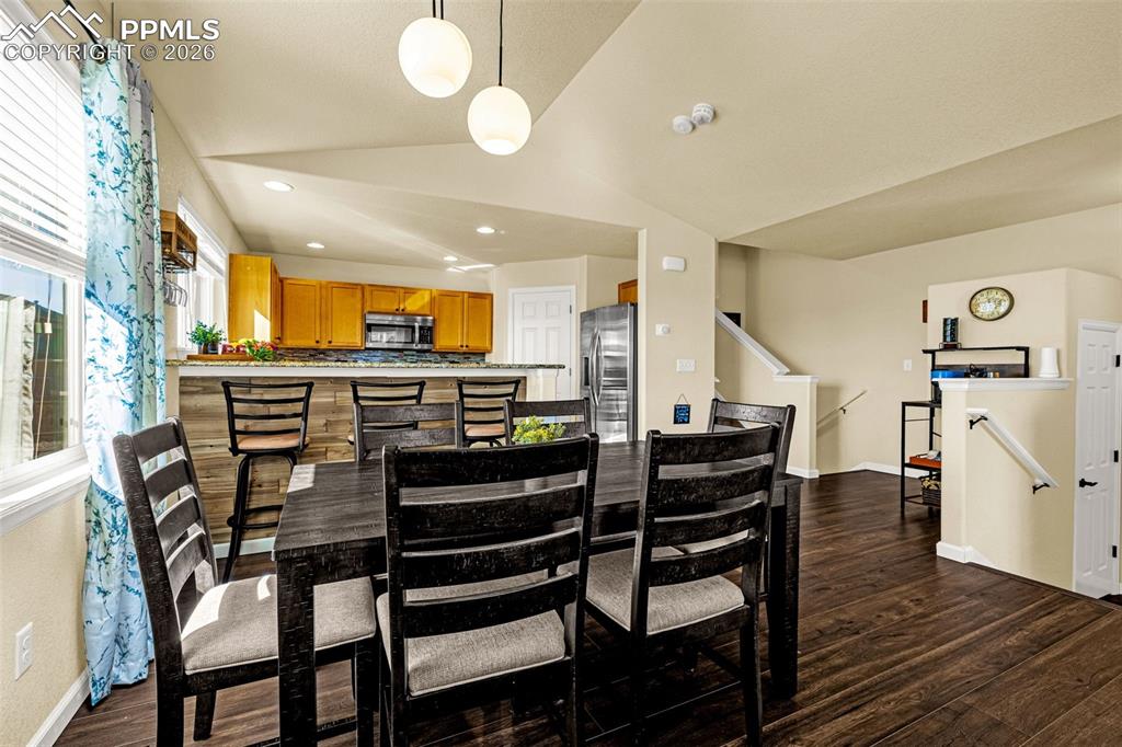 Image 10 of 50: Dining Area