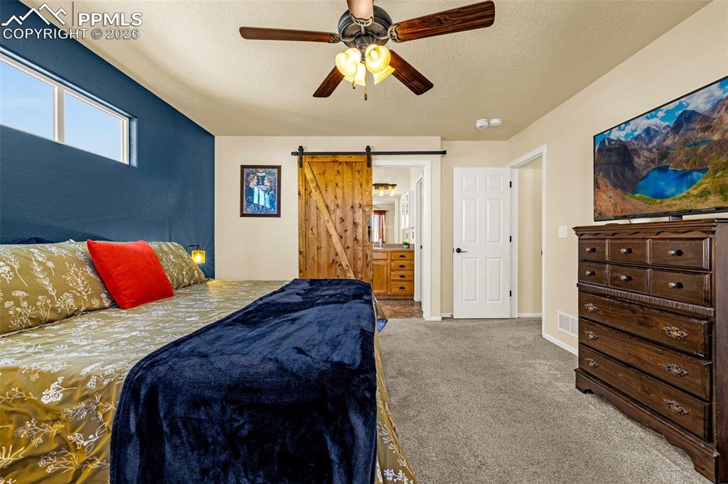 Image 14 of 50: Bedroom