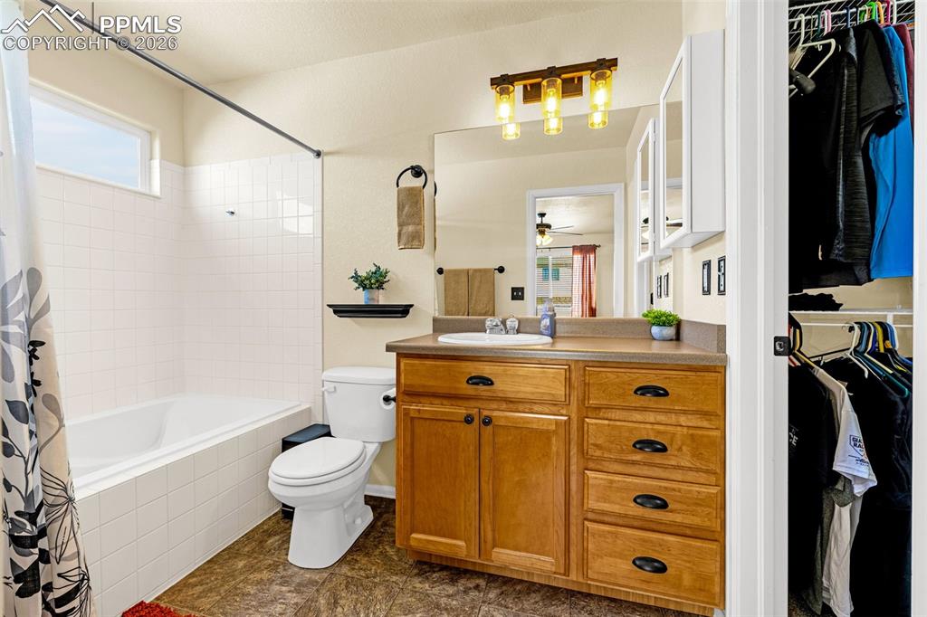 Image 15 of 50: Bathroom