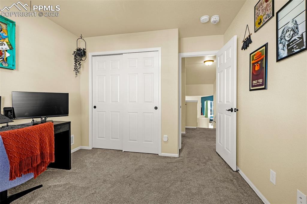 Image 18 of 50: Office