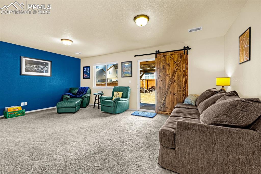 Image 21 of 50: Living Room