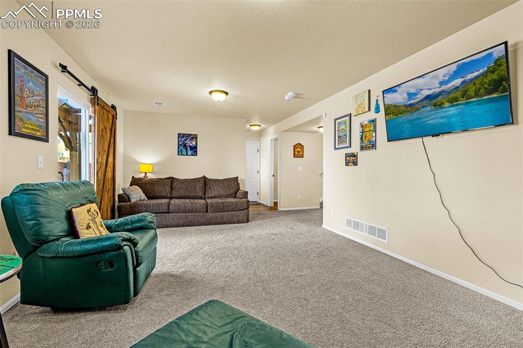 Image 22 of 50: Living Room