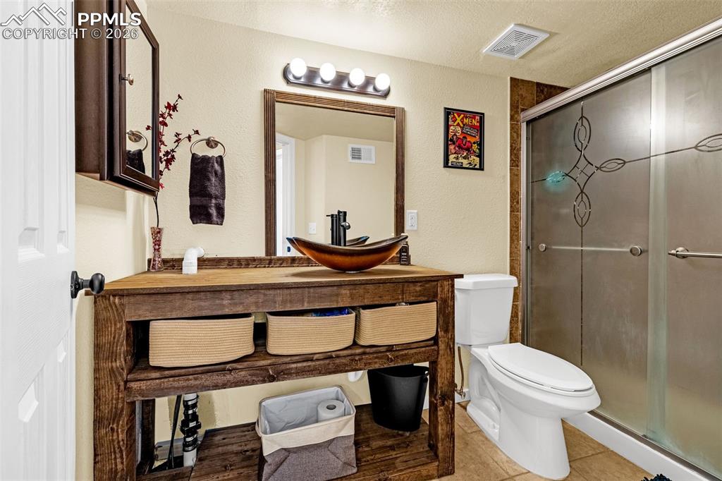 Image 29 of 50: Bathroom