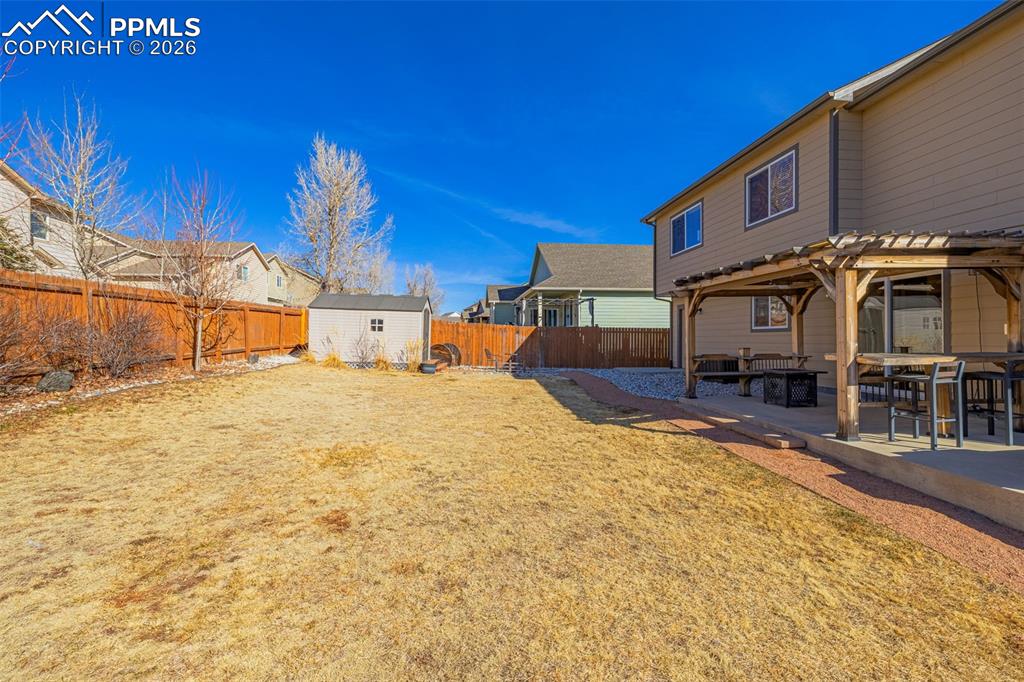 Image 32 of 50: Yard