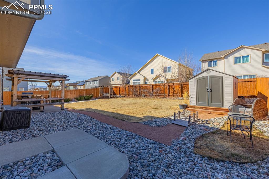 Image 35 of 50: Yard