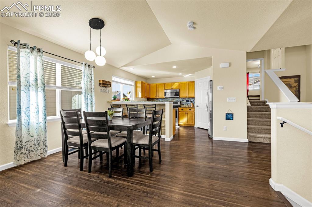 Image 4 of 50: Dining Area